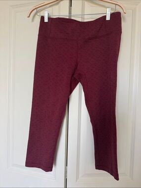 MPG Women's Textured Maroon Capri Leggings